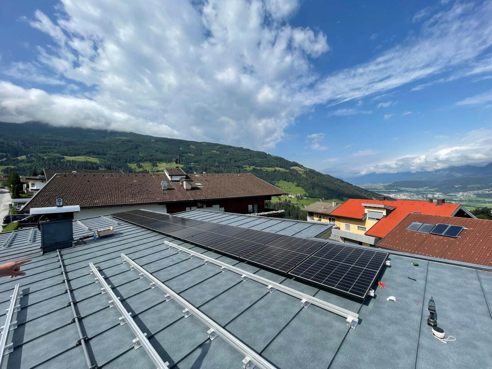 fachgerechte Montage einer Photovoltaikanlage durch Elektrotechnik Oblasser