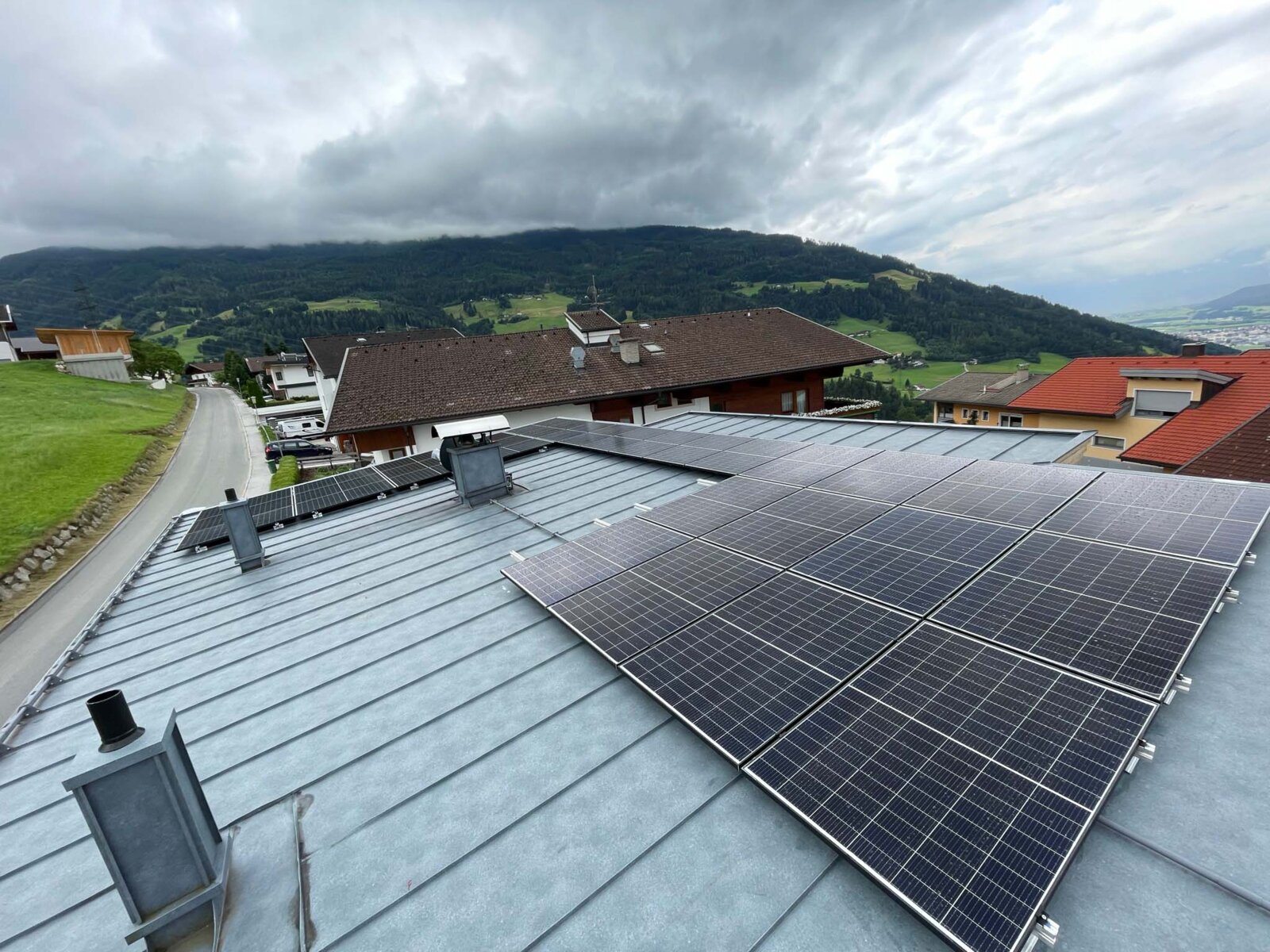 Photovoltaikanlage auf Hausdach montiert von Elektrotechnik Oblasser